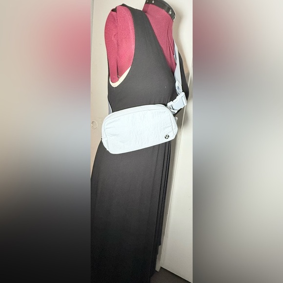lululemon athletica Solid Everywhere Belt Bag - Picture 3 of 11